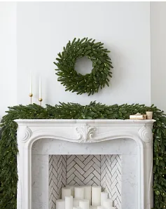 This is the holiday wreath of the year! 🎄💡 ✔️