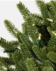 This is the holiday wreath of the year! 🎄💡 ✔️